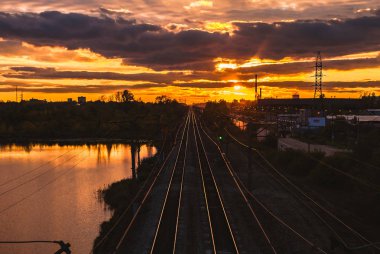  Günbatımı demiryolu