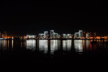 gece quay yansıması