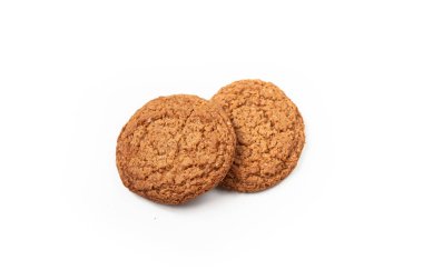 Beyaz arka planda yulaf ezmeli kurabiyeler