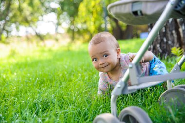 küçük çocuk bebek arabası arkasından bakıyor