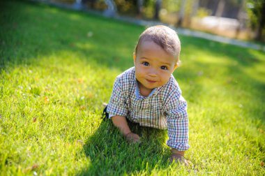mutlu bebek çocuk parkta çim üzerinde tarama