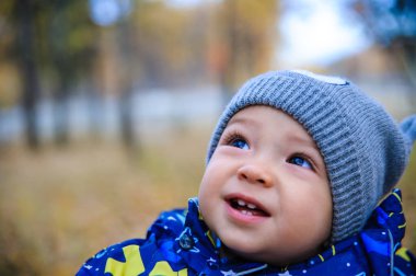 Çocuk sonbahar gökyüzü görünüyor