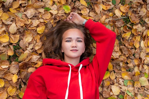 Gadis Cantik Berbaring Daun Musim Gugur Taman — Stok Foto