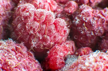 Donmuş ahududular kapanıyor.