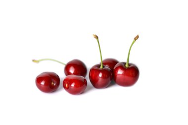 Beyaz arka plan üzerinde izole Olgun, sulu, kırmızı kiraz.