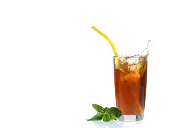 Su sıçramalarına gelen bir bardak limonlu soğuk çay.