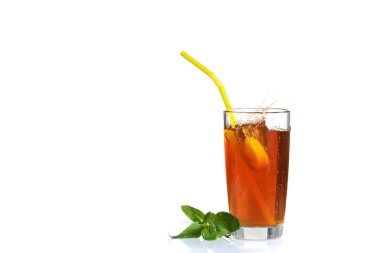 Buzlu çay limon dilim beyaz izole arka planda gelen su sıçramalarına.