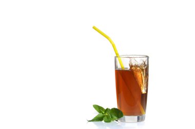 Su sıçramalarına gelen bir bardak limonlu soğuk çay.
