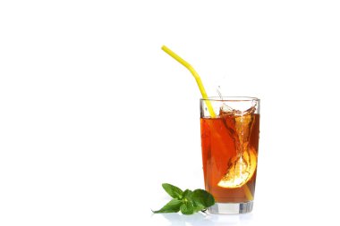Bir dilim limon buzlu çay dalış dan sıçraması.