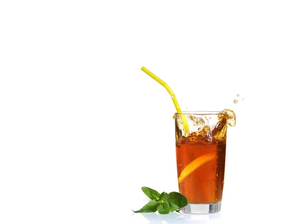 Plamy Szklanką Zimnej Herbaty Cytryną — Zdjęcie stockowe