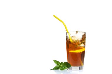 Su sıçramalarına gelen bir bardak limonlu soğuk çay.