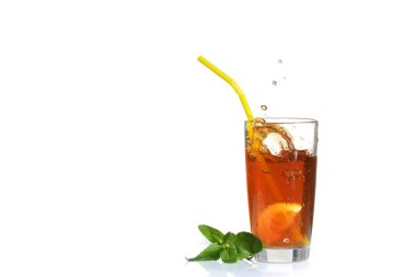Buzlu çay limon dilim beyaz izole arka planda gelen su sıçramalarına.