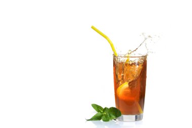 Buzlu çay limon dilim beyaz izole arka planda gelen su sıçramalarına.