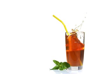 Buzlu çay limon dilim beyaz izole arka planda gelen su sıçramalarına.