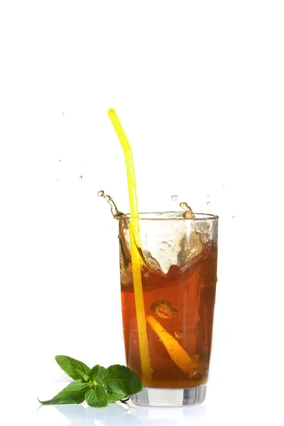 Spritzer Aus Einem Glas Kalten Tees Mit Zitrone — Stockfoto