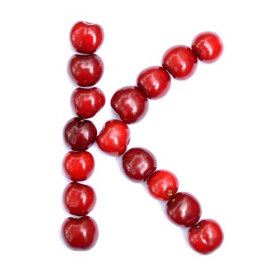 Harf K kiraz ile alfabesinde bir harf oluşturmak için yapılmış. Berry harfler beyaz bir arka plan üzerinde.