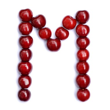 Harf M kiraz ile alfabesinde bir harf oluşturmak için yapılmış. Berry harfler beyaz bir arka plan üzerinde.