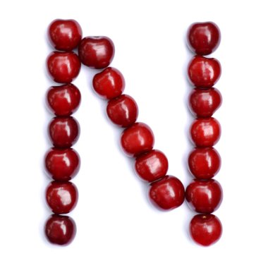 Harf N kiraz ile alfabesinde bir harf oluşturmak için yapılmış. Berry harfler beyaz bir arka plan üzerinde.