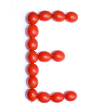 E harfinin domates ile yapılır. Beyaz bir arka plan üzerinde domates İngilizce alfabe sembolü.