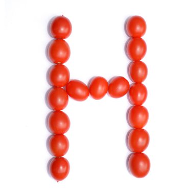 H harfi domates ile yapılır. Beyaz bir arka plan üzerinde domates İngilizce alfabe sembolü.