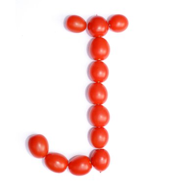 J harfi domates yapılır. Beyaz bir arka plan üzerinde domates İngilizce alfabe sembolü.