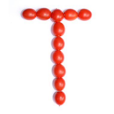 T harfinin domates ile yapılır. Beyaz bir arka plan üzerinde domates İngilizce alfabe sembolü.