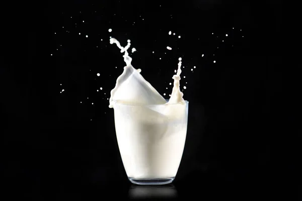Einzigartige Milchspritzer Aus Einem Transparenten Glas Auf Schwarzem Hintergrund — Stockfoto