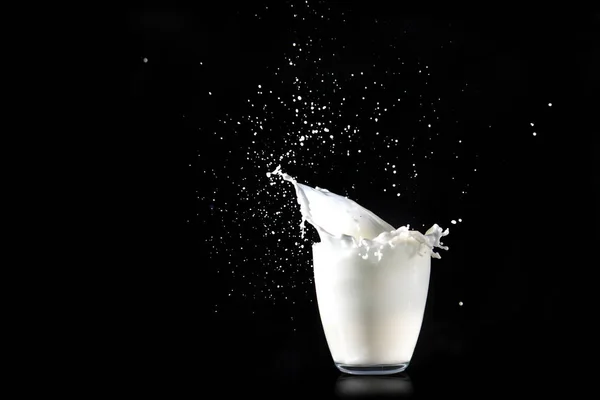 Leche Salpica Vaso Vidrio Transparente Sobre Fondo Negro — Foto de Stock