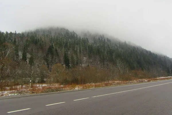 Dağlarda kış yol. Kar. Sis.