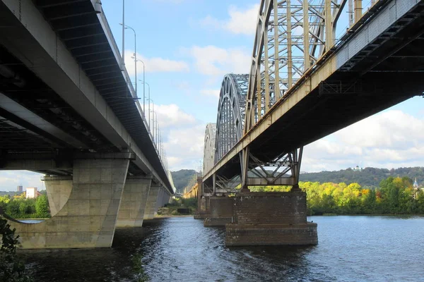 Dos Puentes Través Del Río Puente Ferroviario Automóvil Interesante Vista —  Fotos de Stock