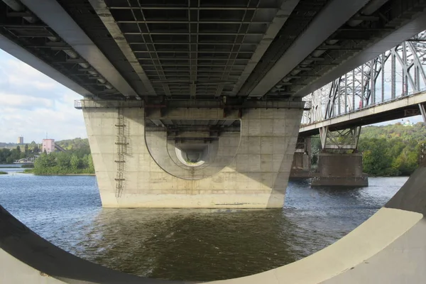Bajo Dos Puentes Sobre Río Kiev Ucrania —  Fotos de Stock