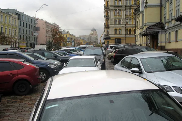Kiev Városát Ősi Történelmi Negyedében Sűrű Parkoló Látképe — Stock Fotó