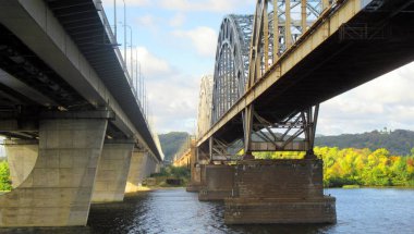 Güneşli bir sonbahar Kiev Dinyeper Nehri üzerinde iki yakın köprü görünümünü. Köprü inşaatı. Arasında iki köprü görüntülemek.