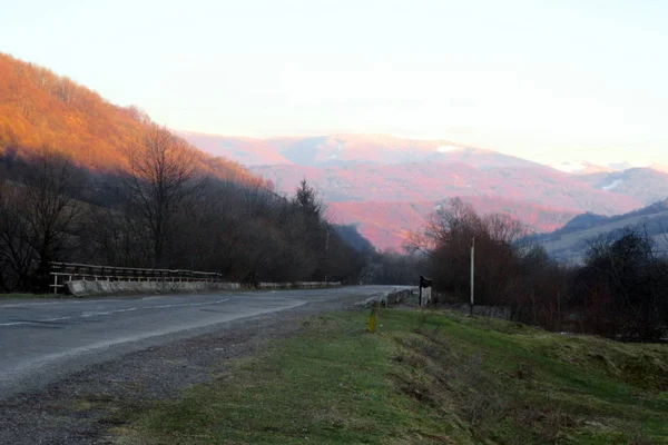 Montagne Carpatiche Paesaggio Invernale Con Cielo Blu Alberi Rossi Nuvole — Foto Stock