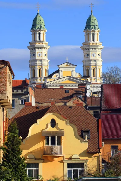 Uzhgorod, Ukrayna, görünümü arka planda Yunan Katolik Katedrali ve şehir. Popüler turistik. Parlak güneşli bir günde ve küçük bulutlar ile mavi gökyüzü.