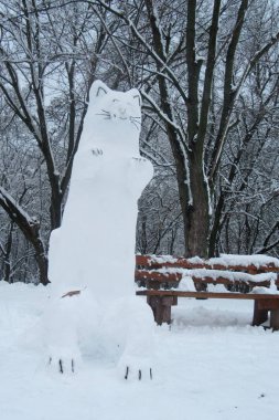 Kiev şehir tezgah yakınındaki kar heykel büyük bir kedi figürü. Toplu çocukların yaratıcılık. Ukrayna. Kedi sokakta. Doğada vahşi kediler.