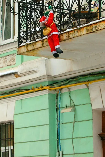 Kerstman Met Een Zak Zijn Rug Touwladder Klimt Naar Het — Stockfoto