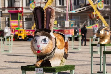 Kiev. Ukrayna - 07 Nisan 2018: Kiev Sofiyvska meydanda Paskalya Festivali. Yabani tavşan boyalı ve çok renkli Paskalya yumurta boyalı sanatçı görüntü. Sıcak bahar güneşli gün.