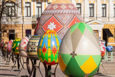 Kiev. Ukrayna - 07 Nisan 2018: Kiev Sofiyvska meydanda Paskalya Festivali. Sanatçılar çok renkli boyalı Paskalya yumurtaları görüntüler. Tarihi bir binanın arka planı. Sıcak bahar güneşli gün.
