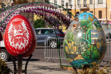 Kiev. Ukrayna - 07 Nisan 2018: Kiev Sofiyvska meydanda Paskalya Festivali. Sanatçılar çok renkli boyalı Paskalya yumurtaları görüntüler. Tarihi bir binanın arka planı. Sıcak bahar güneşli gün.