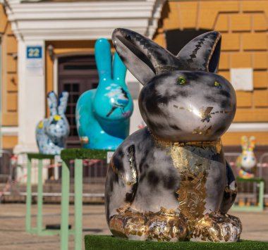 Kiev. Ukrayna-Nisan 07 2018: Sofiyvska Meydanı 'nda Kiev Paskalya Festivali. Sanatçılar boyalı Hares görüntüler. Tarihi bir binanın arka planına karşı. Sıcak bahar güneşli gün.