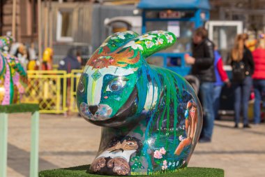 Kiev. Ukrayna - 07 Nisan 2018: Kiev Sofiyvska meydanda Paskalya Festivali. Sanatçılar renkli tavşan tavşan gösterir. Sıcak bahar güneşli gün.