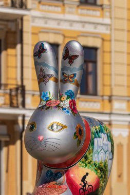 Kiev. Ukrayna - 07 Nisan 2018: Kiev Sofiyvska meydanda Paskalya Festivali. Sanatçılar renkli tavşan tavşan gösterir. Sıcak bahar güneşli gün.