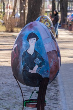 Kiev. Ukrayna - 07 Nisan 2018: Kiev Sofiyvska meydanda Paskalya Festivali. Sokak sanatçılarının renkli Paskalya yumurtaları göster. Sıcak bahar güneşli gün.