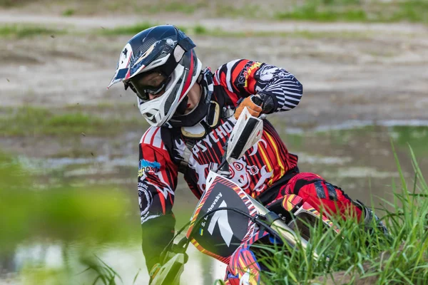 Motocross Pengendara Sepeda Motor Berlari Sepanjang Jalan Tanah Greenery Latar — Stok Foto