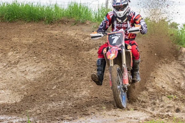Motocross Motorcyklist Rusar Längs Grusväg Grönska Förgrunden Aktiv Extrem Vila — Stockfoto