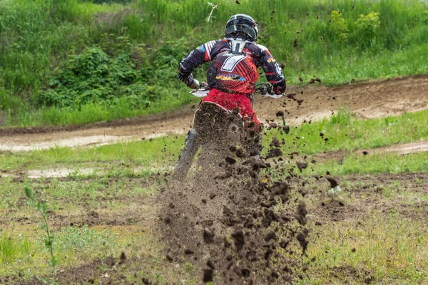 Motocross Motorcyklist Rusar Längs Grusväg Smuts Flyger Från Hjulen Mot — Stockfoto