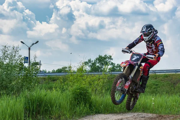 Motocross Motorcyclist Rushes Dirt Road Greenery Foreground Active Extreme Rest — Stock Photo, Image