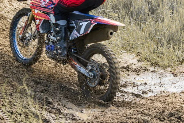 Motocross Pengendara Sepeda Motor Bergegas Sepanjang Jalan Tanah Tanah Terbang — Stok Foto