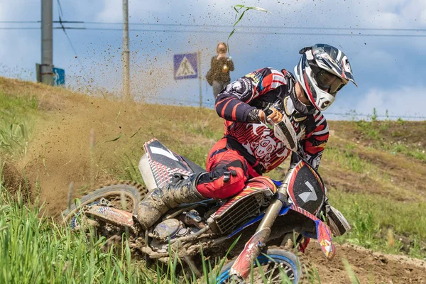 Motocross Pengendara Sepeda Motor Bergegas Sepanjang Jalan Tanah Tanah Terbang — Stok Foto